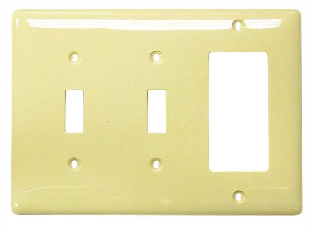 Wallplate 3 Gang Toggle Ivory 1